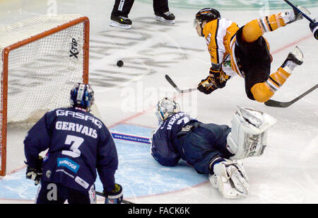 Berlin, Allemagne. Dec 26, 2015. Berlin's Bruno Gervals, gardien Petri Vehanen et Wolfsburg's Tyer Haskins en action pendant la match de hockey sur glace Eisbaeren Berlin (Berlin ours polaires) vs Grizzlys Wolfsburg à Berlin, Allemagne, 26 décembre 2015. Photo : Bernd von Jutrczenka/dpa/Alamy Live News Banque D'Images