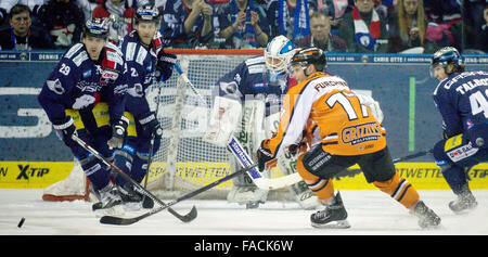 Berlin, Allemagne. Dec 26, 2015. Berlin's Jens Weinschanke Rohdental (l-r), Michael DuPont, Petri Vehanen und Julian Talbot et Wolfsburg's Sebastian Furchner en action pendant la match de hockey sur glace Eisbaeren Berlin (Berlin ours polaires) vs Grizzlys Wolfsburg à Berlin, Allemagne, 26 décembre 2015. Photo : Bernd von Jutrczenka/dpa/Alamy Live News Banque D'Images