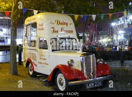 La crème glacée lait vintage Liverpool van de nuit, Albert Dock, Liverpool, Merseyside, England, UK Banque D'Images