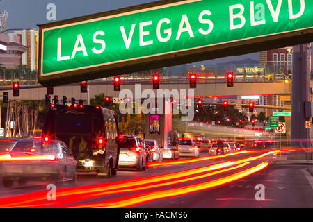 Voitures sur Las Vegas Boulevard au crépuscule, Las Vegas, Nevada, USA, probablement la plus insoutenable de la ville dans le monde, elle utilise grande qua Banque D'Images