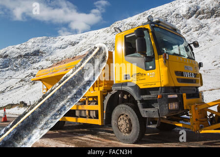 Un chasse-neige sur la puce dans la neige, Lake District, UK Banque D'Images