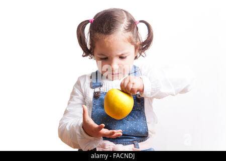 Portrait of happy girl holding a Yellow Apple. Plus isolé sur fond blanc Banque D'Images