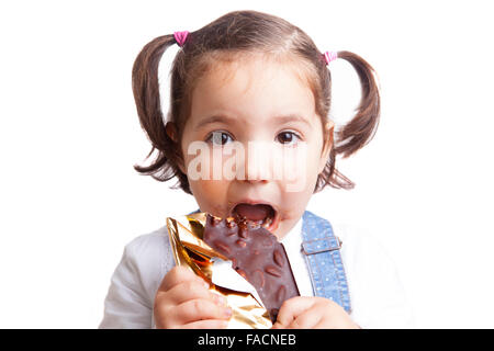 Portrait of happy girl eating chocolate. Plus isolé sur fond blanc Banque D'Images