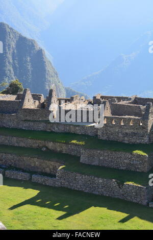 Le soleil se lève sur le secteur urbain dans les ruines Incas de Machu Picchu, au Pérou. Banque D'Images