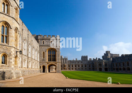 L'état des appartements avec lit King John's Tower (à gauche) et l'entrée de l'État (au centre) au château de Windsor, Berkshire, England, UK Banque D'Images