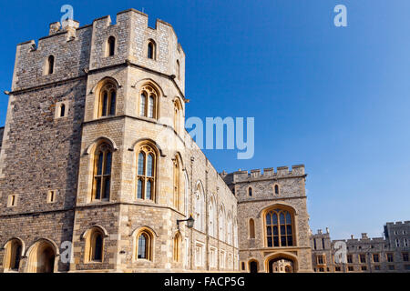 King John's Tower (à gauche) et l'État Entrée (centre) au château de Windsor, Berkshire, England, UK Banque D'Images