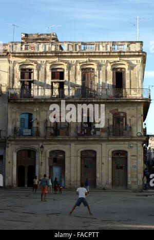 Les enfants jouer dehors vieux bâtiment dans la Plaza del Cristo, La Havane, Cuba Banque D'Images