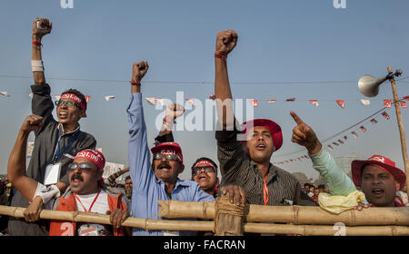 Kolkata, État indien du Bengale occidental. Dec 27, 2015. Les partisans du Parti communiste indien (marxiste) de prendre part à un rassemblement de masse à la masse de la Parade de la Brigade à Calcutta, capitale de l'Est de l'état indien du Bengale occidental, le 27 décembre 2015. Les cinq jours de séance plénière du Parti communiste (marxiste) de l'Inde a démarré par des milliers de partisans réunis ici le dimanche. © Tumpa Mondal/Xinhua/Alamy Live News Banque D'Images