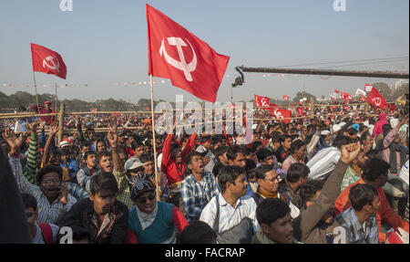 Kolkata, État indien du Bengale occidental. Dec 27, 2015. Les partisans du Parti communiste indien (marxiste) de prendre part à un rassemblement de masse à la masse de la Parade de la Brigade à Calcutta, capitale de l'Est de l'état indien du Bengale occidental, le 27 décembre 2015. Les cinq jours de séance plénière du Parti communiste (marxiste) de l'Inde a démarré par des milliers de partisans réunis ici le dimanche. © Tumpa Mondal/Xinhua/Alamy Live News Banque D'Images
