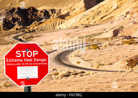 Les roches colorées d'artistes dur dans la vallée de la mort qui est le plus faible, le plus chaud, le plus sec aux Etats-Unis, avec une moyenne annuelle Banque D'Images