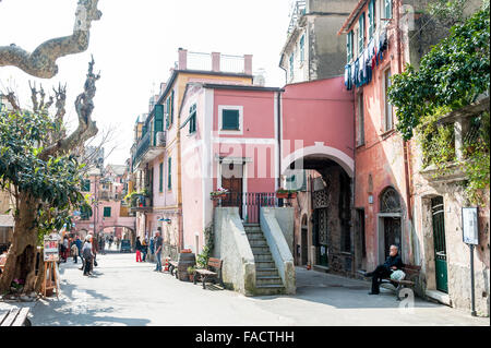 Rue et de jolies maisons à Monterosso al Mare, Cinque Terra, ligurie, italie Banque D'Images