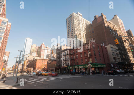 Les anciens tènements contraste avec les nouvelles habitations dans le gouvernement Clinton ou quartier de Hell's Kitchen de New York le dimanche, Décembre 20, 2015. (© Richard B. Levine) Banque D'Images