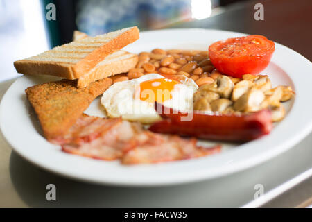 Plaque avec petit déjeuner anglais classique dans un café ou restaurant Banque D'Images