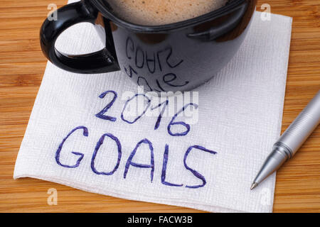 2016 Écriture objectifs sur une serviette avec une tasse de café. Close up. Banque D'Images