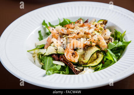 Avec la salade de courgettes grillées, tomates séchées, fromage mozzarella et amandes Banque D'Images