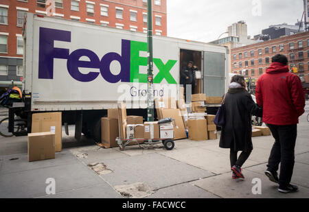 Les colis en attente de livraison à côté d'un camion de FedEx à New York, le vendredi, Décembre 18, 2015. Aujourd'hui, c'est l'auto-proclamé jour Livraison Gratuite où de nombreux détaillants, y compris Wal-Mart, Target et Nordstrom ne sera pas la charge d'expédier les commandes avec pas de minimum. C'est aussi votre dernière chance d'envoyer un colis avant Noël. (© Richard B. Levine) Banque D'Images