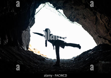 Le tourisme représente en silhouette et fait des formes dans une grotte, le long du rivage du Parc National de Cinque Terre Italie. Banque D'Images