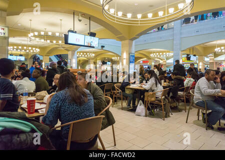 La cour alimentaire Shoppers pack dans le Queens Center Mall dans le borough du Queens à New York sur la soi-disant Super Samedi, Décembre 19, 2015. Les ventes de la restauration et des services alimentaires devraient augmenter à mesure que les consommateurs à manger ajouter leurs expéditions de magasinage. (© Richard B. Levine) Banque D'Images