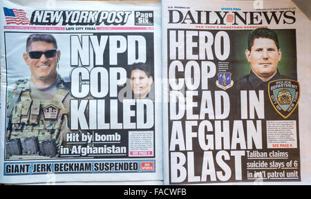 Le New York Post et Daily News le Mardi, Décembre 22, 2015 rapport sur la mort de Joseph Bureau NYPD Lemm, tué avec d'autres soldats en Afghanistan par un kamikaze. Lemm était membre de l'Air National Guard sur son troisième déploiement dans une zone de guerre. (© Richard B. Levine) Banque D'Images