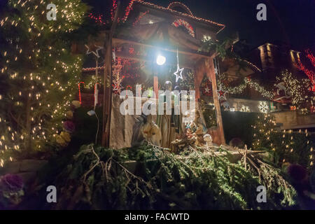 Des foules de touristes et même les New-yorkais descendent sur les hauteurs de Dyker près de Brooklyn à New York pour voir l'extravagance de l'affichage des lumières de Noël sur les maisons, vu le Samedi, Décembre 26, 2015. A commencé dans les années 1980, de nombreux résidents ont leurs maisons richement décorés, chacun essayant de surpasser l'autre. (© Richard B. Levine) Banque D'Images