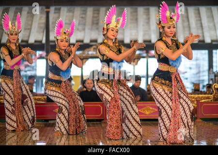 Les femmes exécutant une danse traditionnel javanais au Palais du Sultan / Kraton, Yogyakarta, Java, Indonésie, Asie Banque D'Images