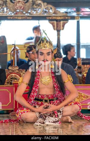 L'exécution d'une danseuse de danse traditionnel javanais au Palais du Sultan / Kraton, Yogyakarta, Java, Indonésie, Asie Banque D'Images