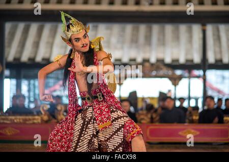 L'exécution d'une danseuse de danse traditionnel javanais au Palais du Sultan / Kraton, Yogyakarta, Java, Indonésie, Asie Banque D'Images