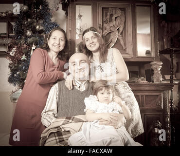 Imitation de de photo de famille heureuse de trois générations au moment de Noël Banque D'Images