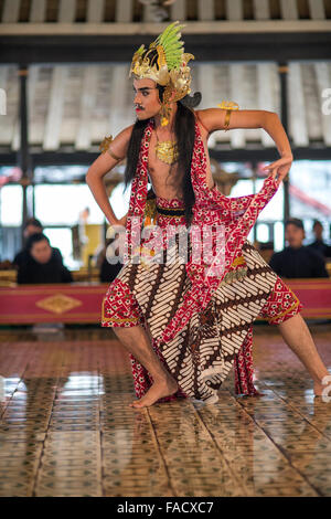 L'exécution d'une danseuse de danse traditionnel javanais au Palais du Sultan / Kraton, Yogyakarta, Java, Indonésie, Asie Banque D'Images