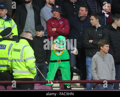 Stade de Murrayfield, Edinburgh, Ecosse. Dec 27, 2015. Scottish Premier League. Celtic contre coeur de Midlothian. Cœurs ventilateur dans robe de soirée à l'Action © est plus Sport/Alamy Live News Banque D'Images