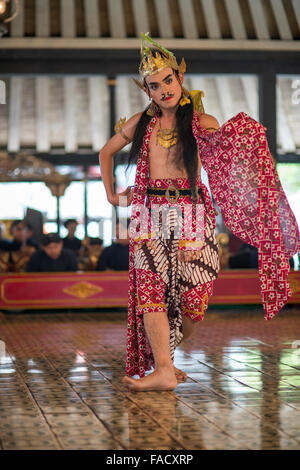 L'exécution d'une danseuse de danse traditionnel javanais au Palais du Sultan / Kraton, Yogyakarta, Java, Indonésie, Asie Banque D'Images