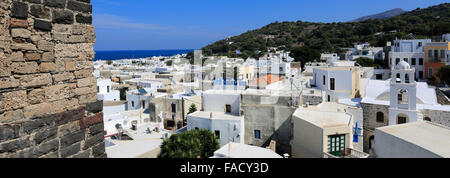 Vue d'été sur la ville de Mandraki, la capitale de Nisyros île volcanique, groupe d'îles du Dodécanèse, sud de la mer Égée, Grèce, Banque D'Images