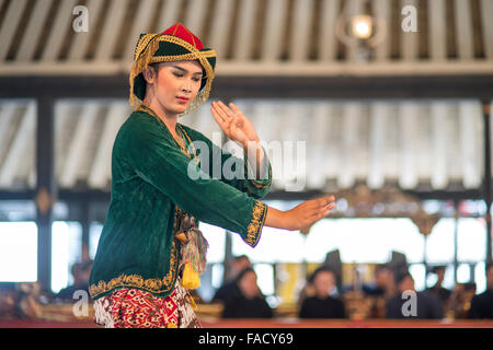 L'exécution d'une danseuse de danse traditionnel javanais au Palais du Sultan / Kraton, Yogyakarta, Java, Indonésie, Asie Banque D'Images