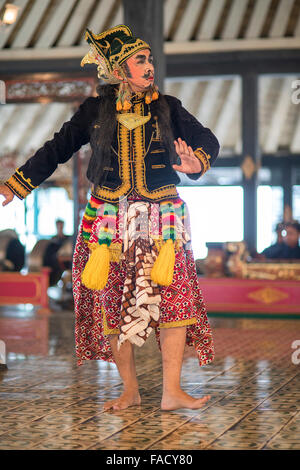 L'exécution d'une danseuse de danse traditionnel javanais au Palais du Sultan / Kraton, Yogyakarta, Java, Indonésie, Asie Banque D'Images