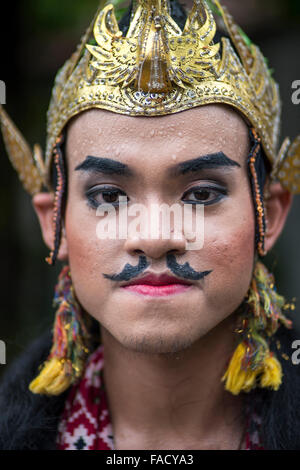 Portrait d'un danseur traditionnel au Palais du Sultan / Kraton, Yogyakarta, Java, Indonésie, Asie Banque D'Images