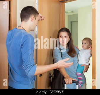 Femme avec enfant affligé de quitter son mari Banque D'Images