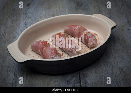 Préparés dans des couvertures des cochons' dans un plat pour la cuisson Banque D'Images