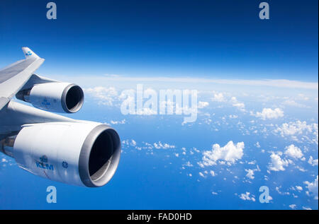 Les moteurs d'une aile d'un avion pendant un vol Banque D'Images
