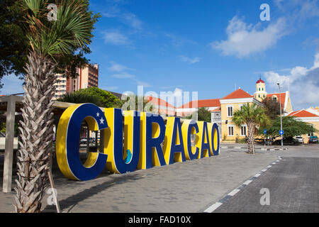 Un grand signe de Curaçao dans le centre de Willemstad, Curacao Banque D'Images