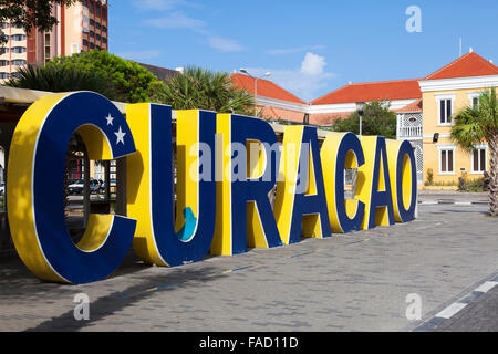 Un grand signe de Curaçao dans le centre de Willemstad, Curacao Banque D'Images