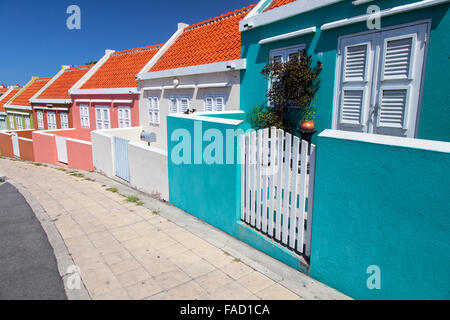 Une rangée de maisons colorées sur Berg Altena Road, Willemstad, Curaçao Banque D'Images