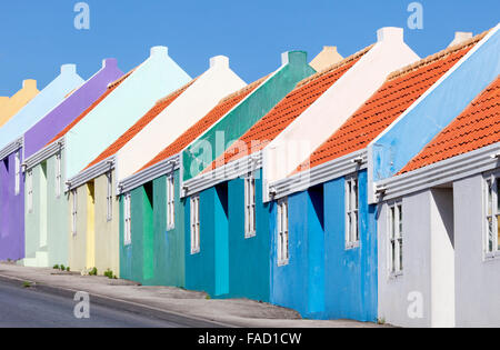 Une rangée de maisons colorées sur Berg Altena Road, Willemstad, Curaçao Banque D'Images