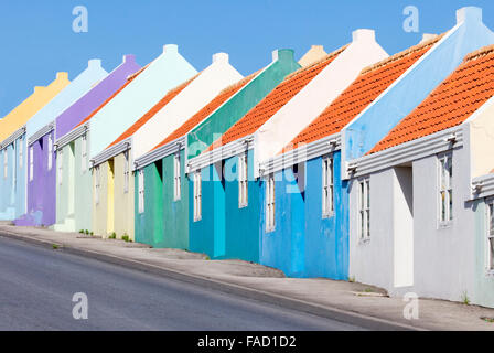 Une rangée de maisons colorées sur Berg Altena Road, Willemstad, Curaçao Banque D'Images