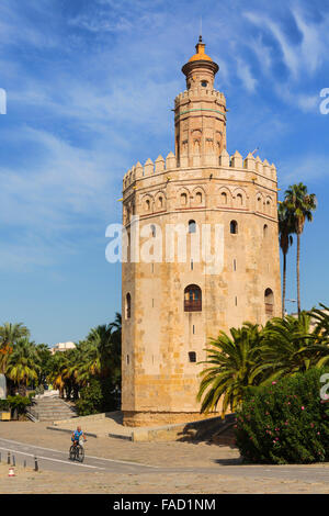 La province de Séville, Séville, Andalousie, Espagne du sud. Torre del Oro : la tour d'Or Banque D'Images