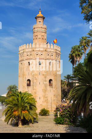La province de Séville, Séville, Andalousie, Espagne du sud. Torre del Oro : la tour d'Or Banque D'Images