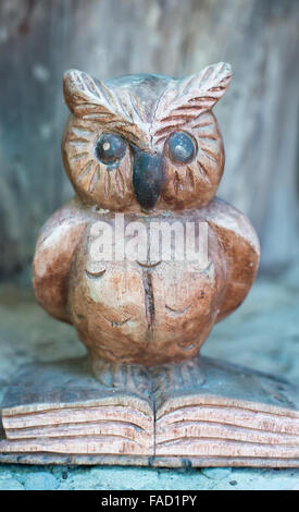 Owl à partir de bois sculpté Banque D'Images