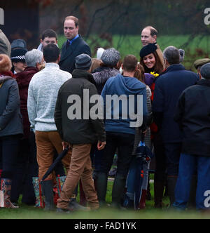 Sa Majesté la Reine Elizabeth II à l'Église à Sandringham . . Sandringham, Norfolk, UK . . 27.12.2015 Kate (Catherine Middleton) de la duchesse de Cambridge est donné un posy de fleurs par un membre du public, alors qu'elle et le Prince William, duc de Cambridge, s'est joint à Sa Majesté la Reine Elizabeth II et d'autres membres de la famille royale qu'ils ont assisté à l'Eglise Sainte-marie Madeleine de dimanche matin à Sandringham. Crédit : Paul Marriott/Alamy Live News Banque D'Images