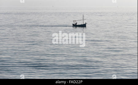 Un traditionnel de Majorque bateau appelé llaut sur un temps calme et chaud inhabituel jour en décembre sur l'île espagnole. Banque D'Images