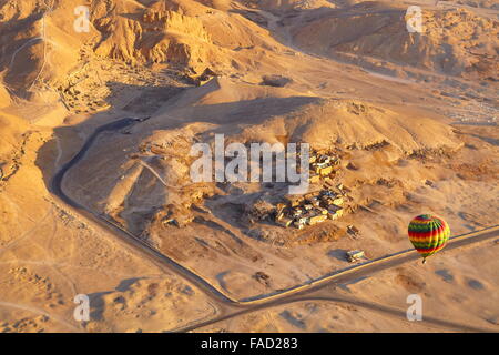 Égypte - vols en montgolfière sur la rive ouest du Nil, paysage de montagnes Banque D'Images