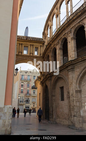 Valence, Espagne. Vue jusqu'à la place de l'Almoina et la façade de l'immeuble moderniste Casa del Punt de Ganxo. Banque D'Images